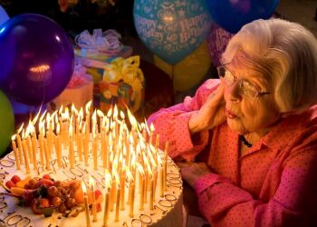 Привітання для бабусі з Днем Народження у віршах!