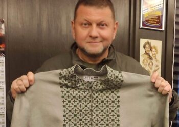 Генералу Залужному подарували особливу вишиванку зі Львова | Львів