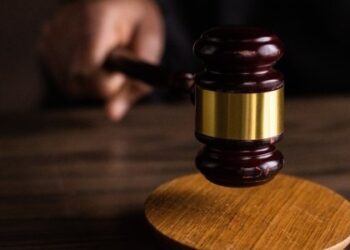 Опублікував комуністичний прапор: у Львові суд покарав пенсіонера з білоруським громадянством