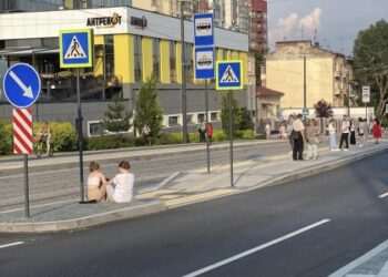 Пасажири сідають на тротуар: львів’яни скаржаться на неукомплектовані зупинки