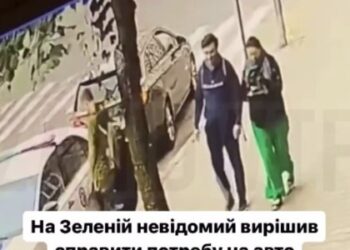 У Львові бравий хуліган помочився на поліцейське авто: карма спіткала миттєво (відео)