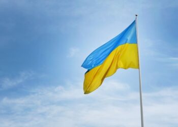 У Львові на честь Дня Конституції урочисто підняли Державний Прапор України. Відео