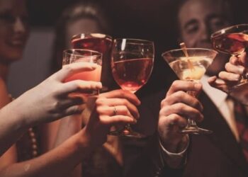 У Львові на літніх майданчиках дозволили вживати спиртні напої | Львів