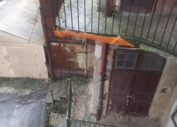 У Львові над входом в будинок нависає аварійний балкон: будь-якої миті може впасти