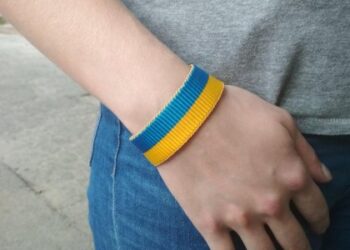 У Львові просять вживити заходів до дівчат, які «роздають» синьо-жовті стрічки на площі Ринок і вимагають за них 500 грн