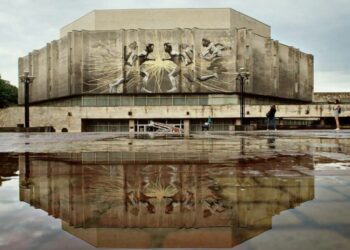 З Палацу культури київського політеху збивають натуральний травертин
