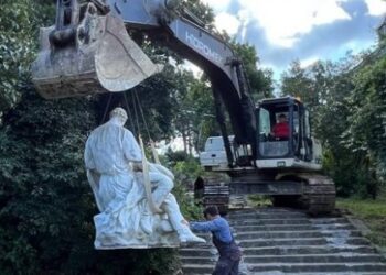 Знесену радянську скульптуру, яка є пам’яткою історії, передадуть «Території Терору» у Львові (фото та відео)