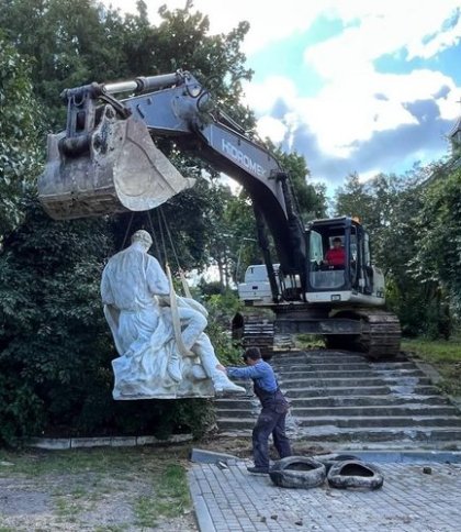 Знесену радянську скульптуру, яка є пам'яткою історії, передадуть «Території Терору» у Львові (фото та відео)