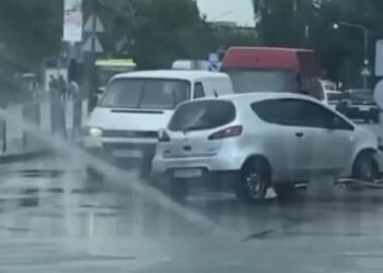 Зніс дорожній знак: у Львові автівка вилетіла на острівець безпеки (відео)