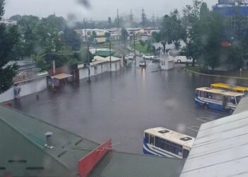 Через негоду у Львові підтопило автостанцію. Фото, відео