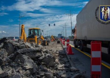 Через ремонти мостів Київ стоїть у заторах. В КМВА знайшли вихід