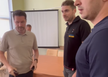 Депутати вигнали звільненого через закрите укриття «слугу» Ратнікова з наради в Деснянській РДА