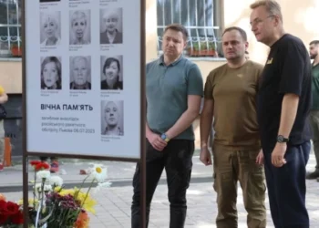 Кулеба відвідав місце ракетного обстрілу у Львові