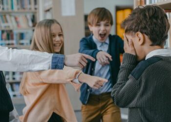 Львівським учням планують заборонити користуватись телефонами у школі