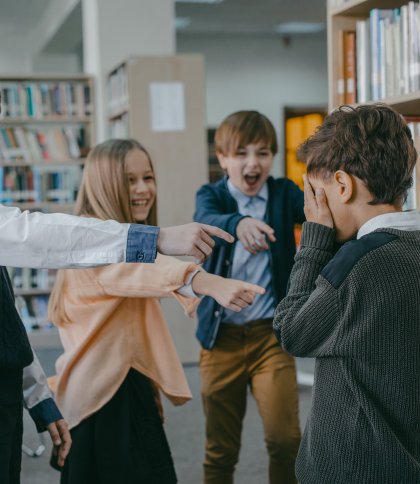 Львівським учням планують заборонити користуватись телефонами у школі