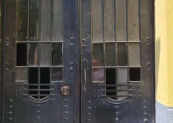 Мешканці Львова скаржаться на бездіяльність ЛКП: не можливо ні зайти, ні вийти з будинку