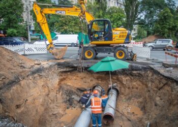 На Виноградарі в Києві проклали тепломережу під дорогою, не зупиняючи рух