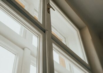 На вулиці Вітовського відреставрували вікна у під’їзді будинку. Фото до і після