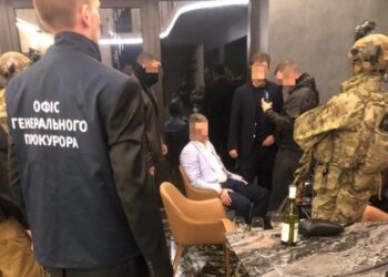 Нардепу Верховної Ради повідомили про підозру у вимаганні 50 тисяч доларів в іноземця