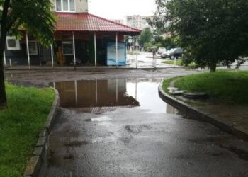 Озеро посеред вулиці: львів’яни просять вирішити проблему