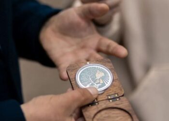 Папа Римський отримав «Бучанську монету», яка символізує нескореність українців