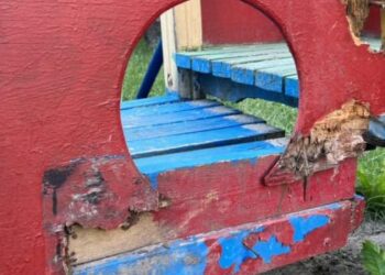 Попередні звернення не дали результату: львів’яни скаржаться на аварійний дитячий майданчик