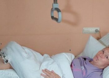 «Ракета Путіна прилетіла мені у квартиру»: травмована внаслідок обстрілу львів’янка готується до операції