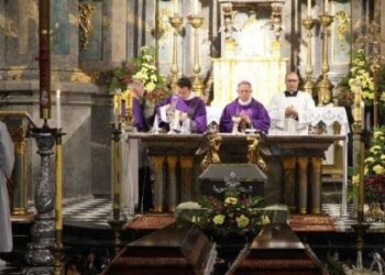 Ракетний удар по Львову: місто попрощалось з трьома жінками (фото)