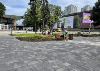 Сквер замість МАФів: у «Київзеленбуд» показали, як зараз виглядає зелена зона на Шулявці