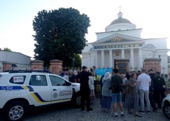 У Білій Церкві біля храму, який передали ПЦУ, знову не спокійно. Піп УПЦ МП поливав громадян з вогнегасника