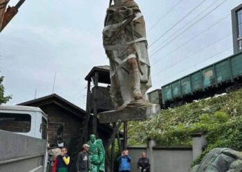 У Брюховичах демонтували радянську скульптуру