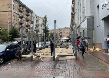 У центрі Києва демонтують літній майданчик закладу, яким зайняли майже увесь тротуар