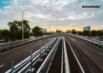 У Києві відкрили рух з’їздом з Дарницького мосту на лівому березі