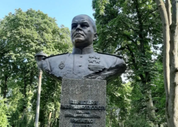 У Києві знову розмалювали погруддя радянських партизанів у парку «Вічної слави»