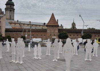 У Львові до 500 дня війни виставили 30 силуетів убитих українців