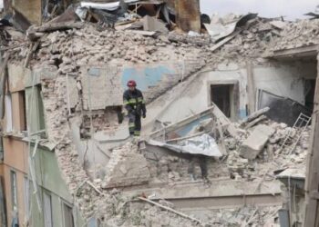 У Львові на місці влучання російської ракети працюють понад 200 рятувальників: актуальна інформація від ДСНС — Львівщіна