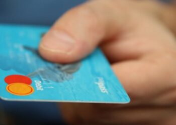 У Львові посадили за ґрати чоловіка, який розраховувався у магазинах чужою банківською карткою