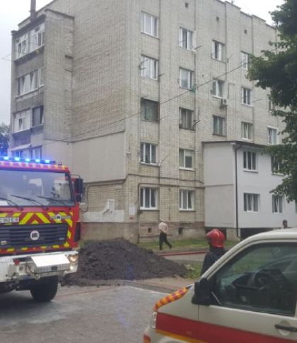 У Рясне-1 горіла квартира (відео) У Рясне-1 горіла квартира (відео)