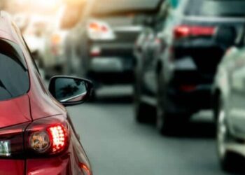 У США перехожі розбили скло авто, щоб врятувати дитину під час сильної спеки – Світ