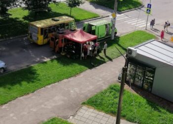 У Залізничному районі Львова місцеві торговці понищили газон (фото)