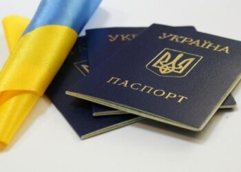 В Україні поновили вимогу вклеювання фото у паспорт