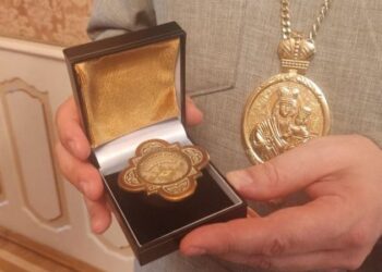 Велопаломник з Францій подарував Львову мощі святої Терези