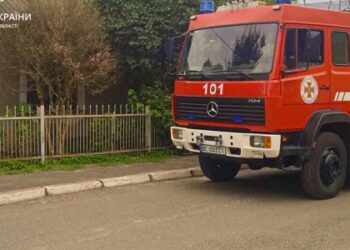 Винесли із палаючого будинку: на Львівщині пожежники врятували чоловіка — Львівщіна