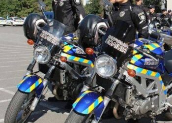 Їздив без номерних знаків та з перебитими агрегатами: мотопатруль Львова зупинив 19-річного мотоцикліста