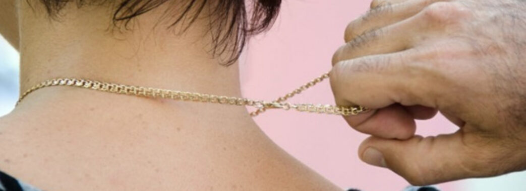 Зірвав золотий ланцюжок та втік: у Новому Роздолі затримали 30-річного грабіжника