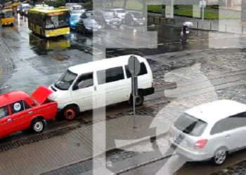 Зіткнулися три автомобілі: у Львові біля Оперного театру сталася аварія (відео)