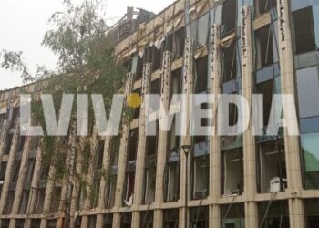 Звук битого скла, розгубленість та небайдужість: репортаж із місця ракетного удару у Львові