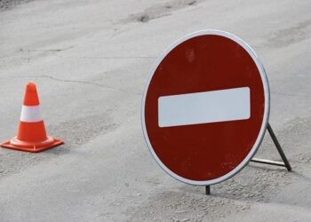 Через ракетний обстріл на одній із вулиць Львова обмежили рух. Громадський транспорт курсуватиме зі змінами