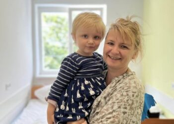 Через стрес втратила навик ходьби: у Львові пройшла реабілітацію 2-річна дівчинка з Маріуполя