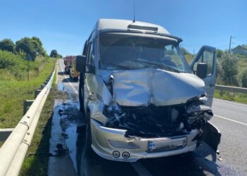 Двоє людей травмовані внаслідок зіткнення мікроавтобуса і навантажувача на Львівщині